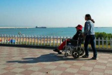 惠东八旬老人推轮椅带老伴游中国(为了方便推轮椅带老伴出门)