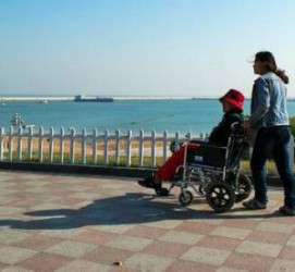 惠东八旬老人推轮椅带老伴游中国(为了方便推轮椅带老伴出门)